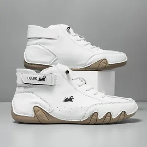 Λεπτομέρεια λευκού ψηλού sneaker με υφή δέρματος PU και σόλα από καουτσούκ