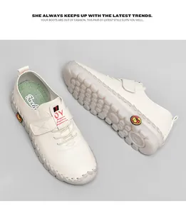 Détail de chaussure plate beige avec semelle intérieure à pois verts et base antidérapante