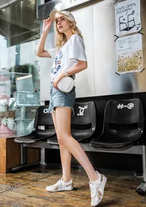 Dettaglio di sneakers in mesh traspirante e pelle con cuciture artigianali e lacci resistenti