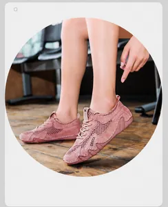 Dettaglio di scarpe da corsa in mesh rosa con cuciture a mano e logo DBECI