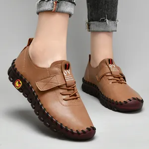 Mocassins pour hommes en cuir marron fait main avec semelle souple et coutures