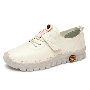 Mocassin plat fait main crème avec semelle en caoutchouc souple pour femmes