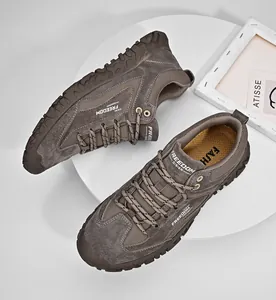 Dettaglio delle scarpe outdoor in camoscio marrone con suola in gomma antiscivolo