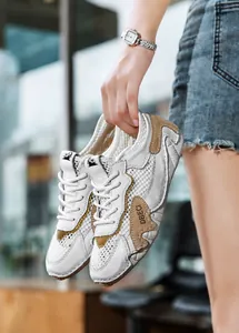 Dettaglio in mesh traspirante e camoscio marrone sulle scarpe sportive casual da donna