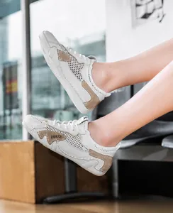 Dettaglio del tessuto a rete traspirante sulle sneakers casual bianche e marroni