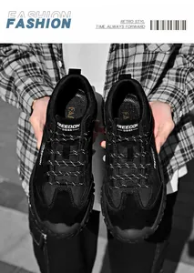 Dettaglio in mesh traspirante nero e pannelli in pelle scamosciata su sneaker da uomo