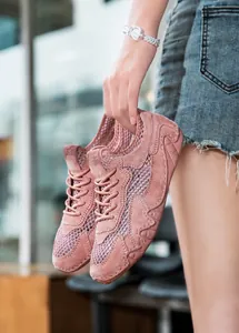 Dettaglio della tomaia in mesh rosa traspirante e della suola delle scarpe donna