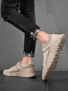 Vista laterale dettagliata di sneaker casual kaki con suola in gomma antiscivolo robusta
