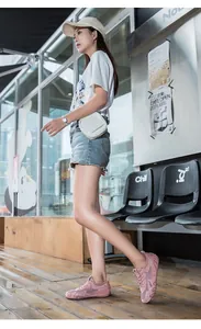 Dettaglio delle sneakers in mesh rosa con trama traspirante e logo DBCH all'aperto