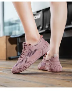 Dettaglio della tomaia in mesh rosa traspirante e suola in gomma su scarpa da corsa