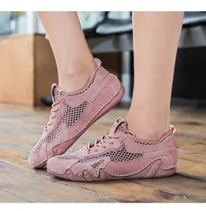 Dettaglio delle scarpe da corsa rosa in mesh traspirante per donna con suola ondulata