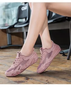 Dettaglio in mesh traspirante e camoscio rosa su sneaker casual da donna