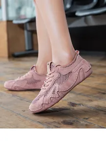 Dettaglio in mesh rosa e pelle scamosciata su scarpe sportive traspiranti da donna