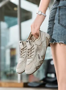 Dettaglio di scarpe da corsa in mesh kaki traspirante con suole in gomma antiscivolo e lacci
