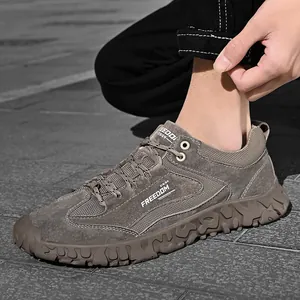 Sneaker casual da uomo in mesh kaki e pelle scamosciata con suole in gomma antiscivolo