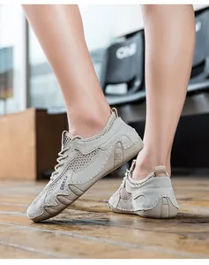 Dettaglio degli inserti in rete traspirante e camoscio beige su sneaker da esterno
