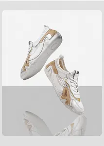 Vista dettagliata delle scarpe sportive in mesh traspirante con inserti in pelle