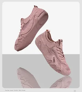 Dettaglio di scarpe da corsa in mesh rosa traspirante e pelle con suola antiscivolo
