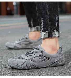 Dettaglio della tomaia in mesh grigio traspirante e suola in gomma di scarpe casual