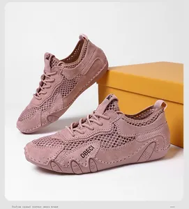 Dettaglio scarpe casual rosa in mesh traspirante con cuciture in pelle e suola antiscivolo