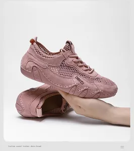 Dettaglio della tomaia in mesh rosa traspirante e pelle sulle scarpe casual da donna