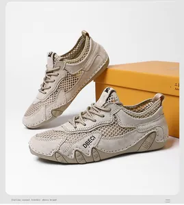 Dettaglio della tomaia in mesh traspirante beige e pelle scamosciata di scarpe sportive