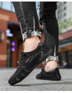 Detail van zwarte suède mesh outdoorschoenen met rubberen zool en DBECK-merklogo