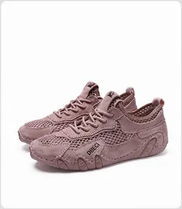Dettaglio della tomaia in mesh rosa traspirante e suola in gomma antiscivolo da donna sportiva