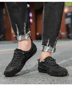 Dettaglio delle sneakers outdoor in mesh nero traspirante con punta in gomma protettiva