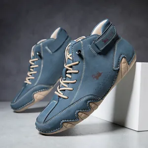 Λεπτομέρεια από μπλε μποτάκια nubuck με ραφές αντίθεσης και σόλες από καουτσούκ