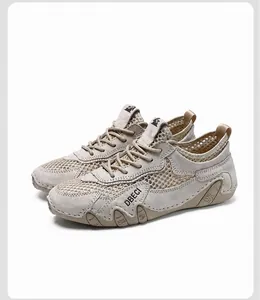Dettaglio della tomaia in mesh color sabbia per scarpe da corsa estive