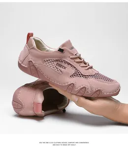Dettaglio di sneaker rosa in rete traspirante con suola in gomma antiscivolo e design leggero