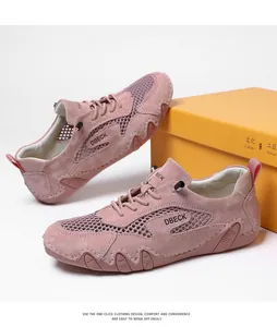 Dettaglio della tomaia in mesh rosa cipria e camoscio delle scarpe sportive DBECK