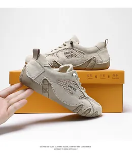 Dettaglio della tomaia in mesh traspirante kaki e del logo laterale della scarpa casual