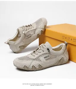 Vista dettagliata della tomaia in mesh beige traspirante e delle onde strutturate sulla scarpa