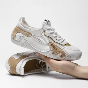 Sneakers in mesh traspirante bianco e marrone con suola leggera per camminata all'aperto