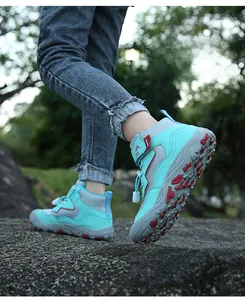 Makroaufnahme der rutschfesten Sohle und Mesh-Design der Kinder-Wanderschuhe in Mintblau