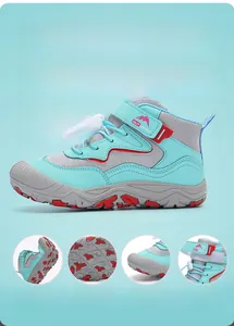 Detailansicht der minzgrünen Kinder-Outdoorschuhe mit rutschfester Gummisohle und Klettverschluss