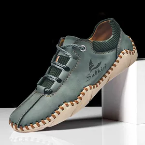 Detail van casual herenschoenen met handgestikte naden en een geribbelde kraag