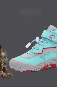 Detailansicht der Kinder-Outdoor-Schuhe mit verstärkter Kappe und Netzgewebe