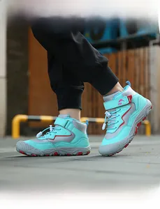Detailansicht der Kinder-Outdoor-Wanderschuhe mit Mesh-Gewebe und rutschfester Gummisohle