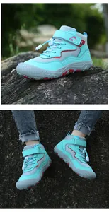 Detail von blauen Outdoor-Kinderschuhen mit rutschfesten Sohlen und Klettverschluss