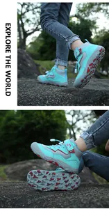 Detailansicht von Kinder-Outdoorschuhen mit rutschfester Gummisohle und Mesh