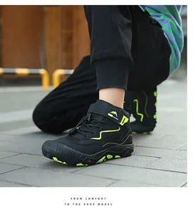 Detailansicht der Kinder-Outdoor-Sportschuhe mit Klettverschluss in Schwarz und Grün