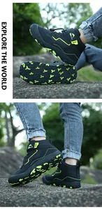 Detail der rutschfesten Gummisohle und halbhohen Outdoor-Wanderschuhe für Kinder