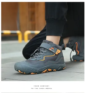 Detail von grauen Outdoor-Kinderschuhen mit rutschfester Gummisohle und Schnellverschluss