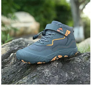 Detail von High-Top Outdoor-Kinderschuh mit rutschfester Sohle und Mesh-Gewebe