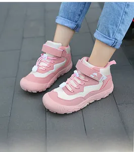 Detailaufnahme der rosa Kinder-Wanderschuhe mit rutschfester Gummisohle im Außenbereich