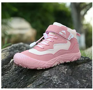 Detail eines rosa Kinder-Outdoor-Schuhs mit rutschfester Gummisohle auf einem Felsen