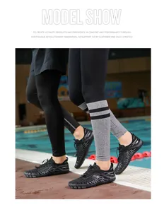 Barfuß-Wasserschuhe mit rutschfesten Gummisohlen am Pool für Sport und Schwimmen